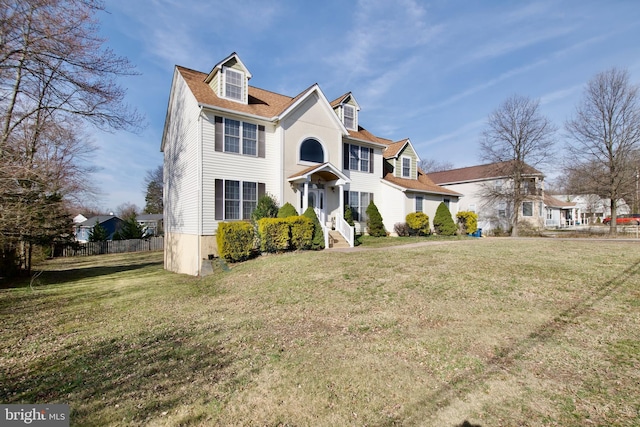 view of front of property featuring a front lawn