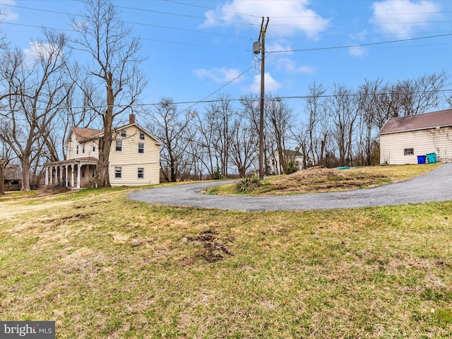 view of yard with driveway