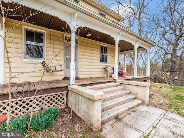 property entrance with covered porch