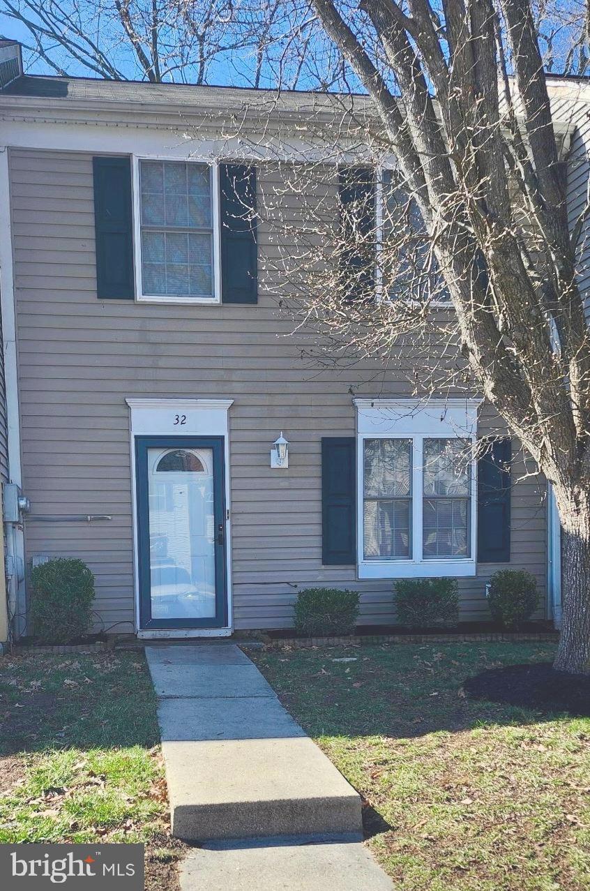 view of front facade with a front yard