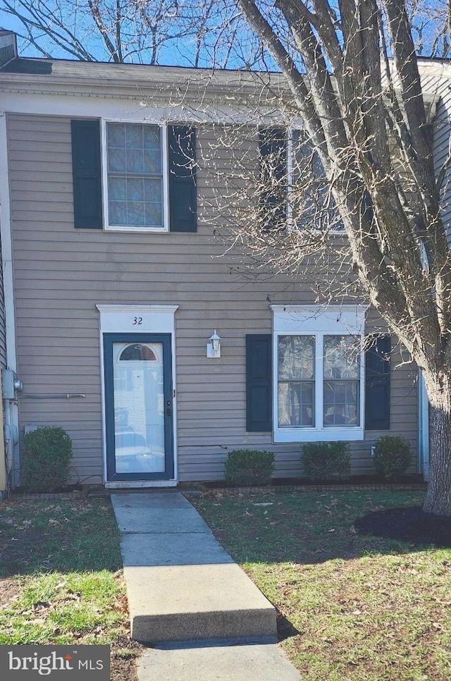 view of front facade with a front lawn