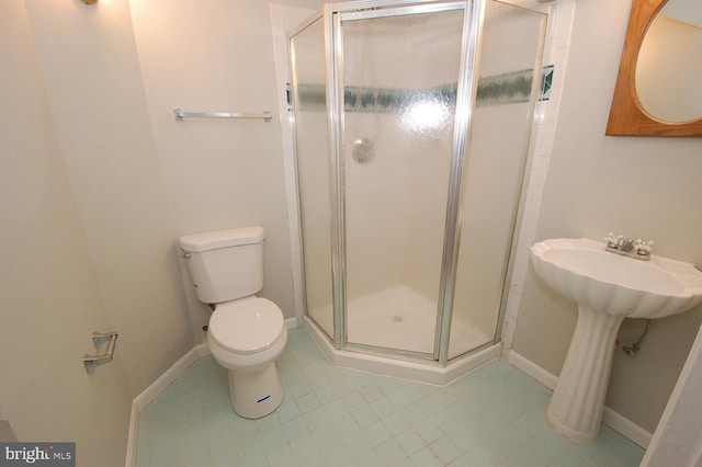 full bath featuring a stall shower, toilet, and baseboards