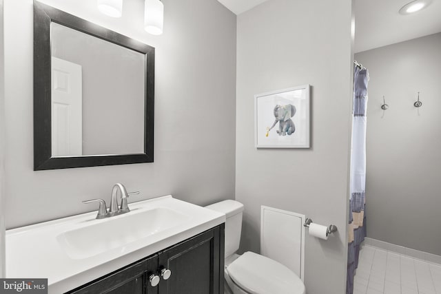 full bath featuring vanity, a shower with shower curtain, baseboards, tile patterned floors, and toilet