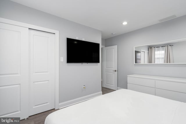 bedroom featuring baseboards, visible vents, recessed lighting, dark wood-type flooring, and a closet