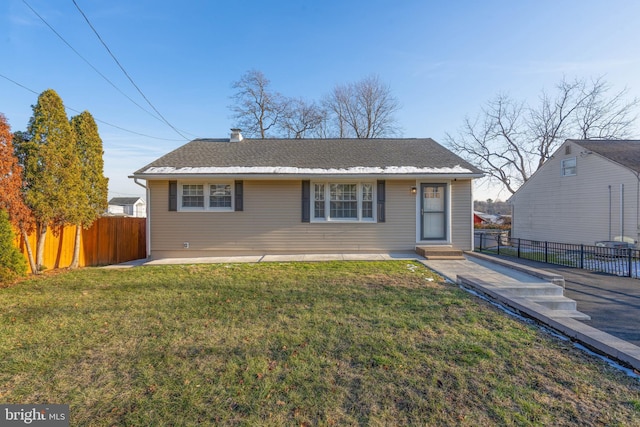 view of front of home featuring a front yard and fence