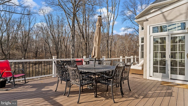 deck with outdoor dining space