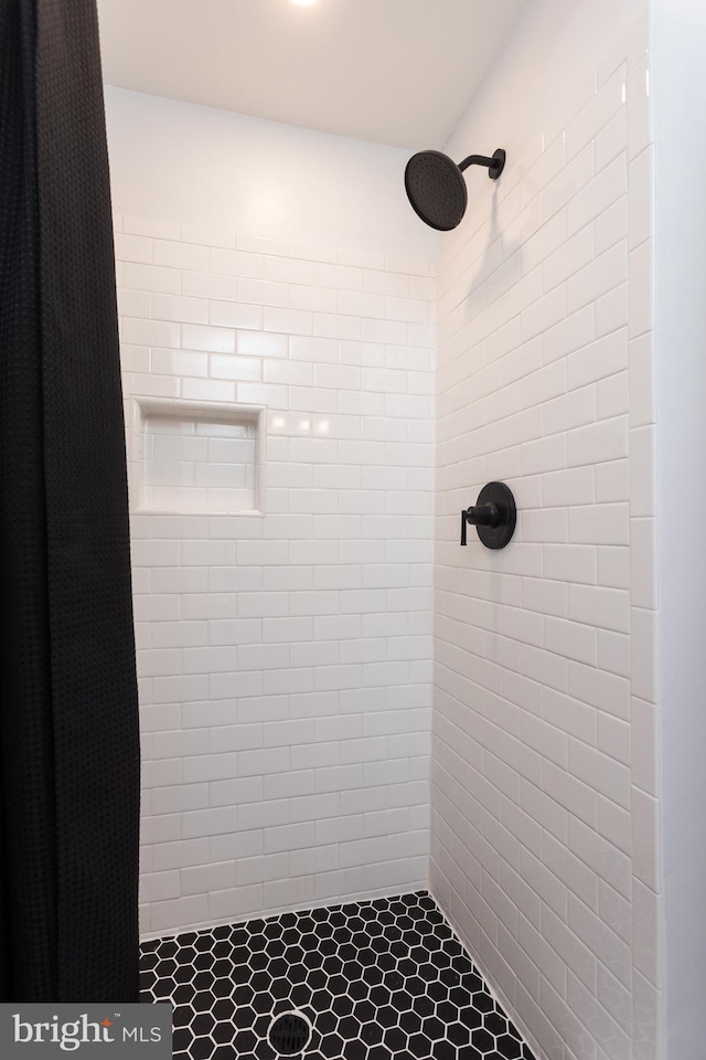 full bath featuring a tile shower