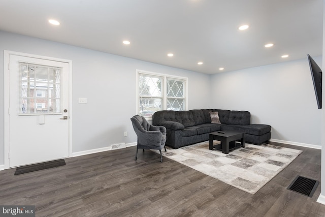 living room featuring recessed lighting, visible vents, dark wood finished floors, and baseboards