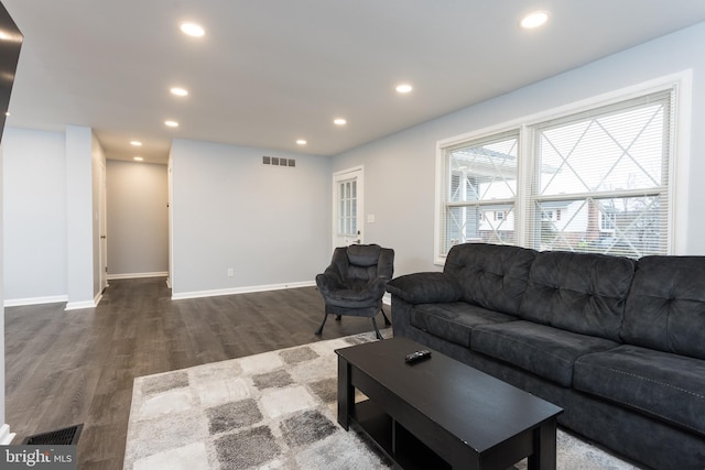 living room featuring recessed lighting, visible vents, dark wood finished floors, and baseboards