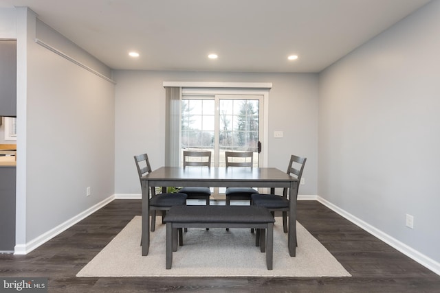 dining space featuring recessed lighting, dark wood finished floors, and baseboards