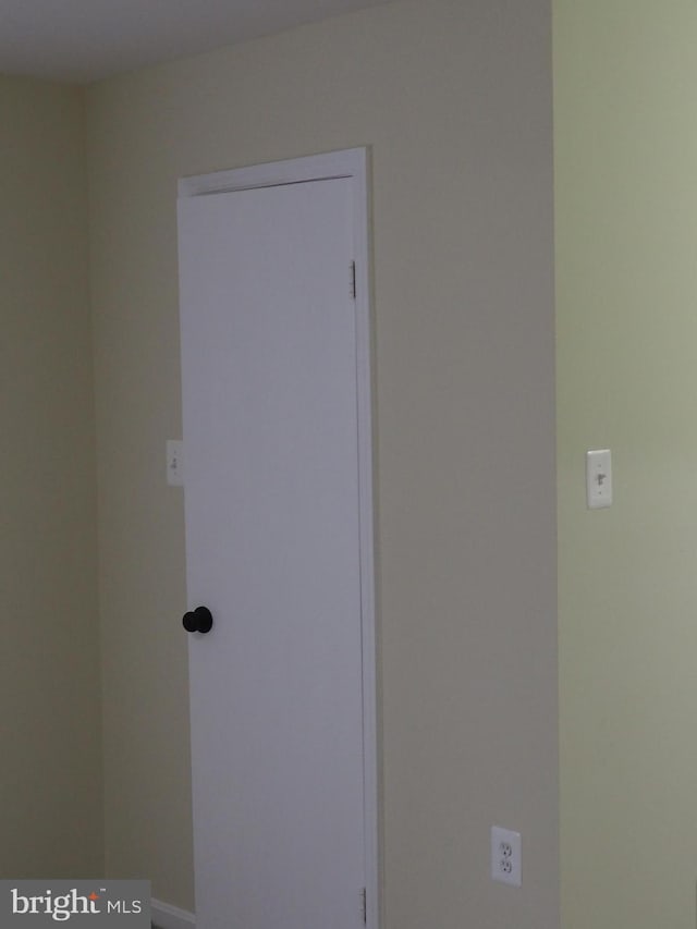 5711 Crownleigh Ct, Burke, VA 22015 - view of empty room