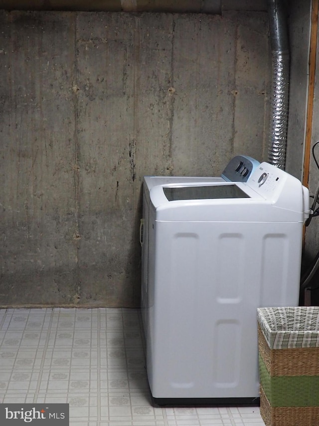 5711 Crownleigh Ct, Burke, VA 22015 - laundry room featuring washing machine and clothes dryer and light floors