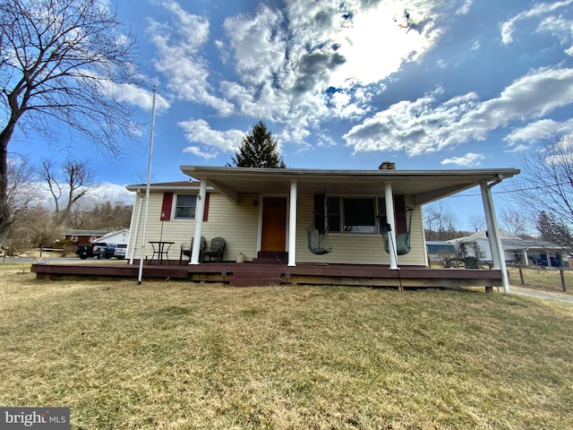 view of front of home featuring a front lawn