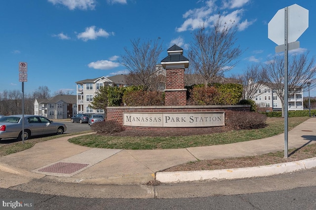 community sign featuring a residential view