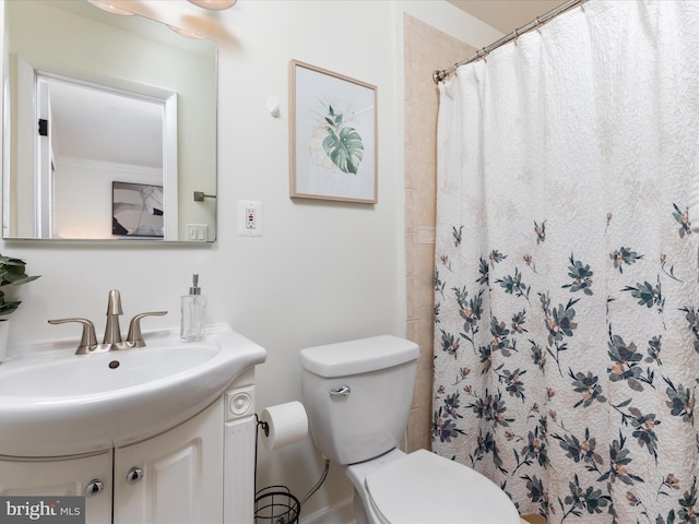 full bath with a shower with shower curtain, vanity, and toilet