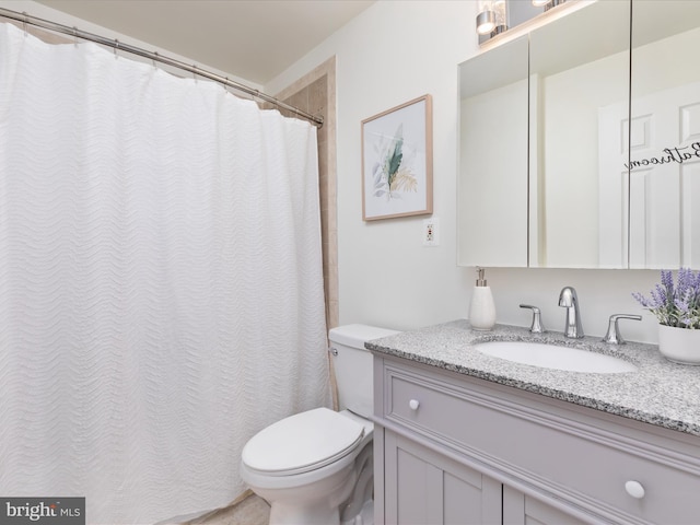 full bath featuring vanity, toilet, and a shower with curtain