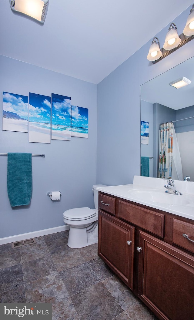 full bath featuring visible vents, toilet, curtained shower, baseboards, and vanity