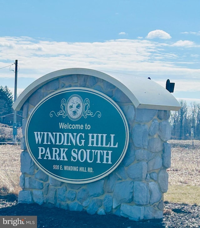 view of community / neighborhood sign