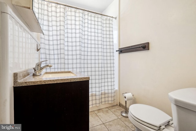 full bath featuring tile patterned floors, a shower with shower curtain, toilet, and vanity