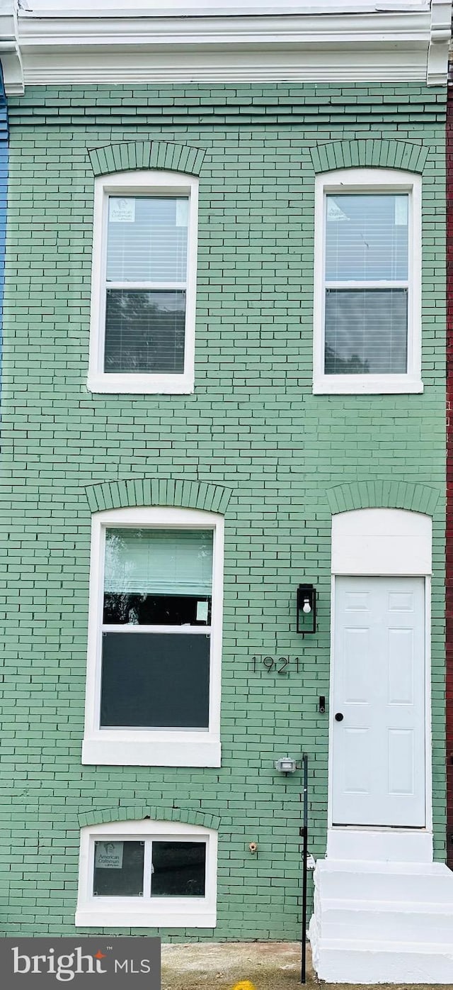 view of front facade featuring brick siding