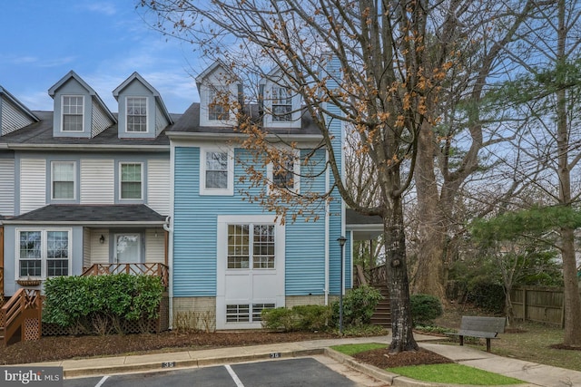 townhome / multi-family property featuring uncovered parking and fence