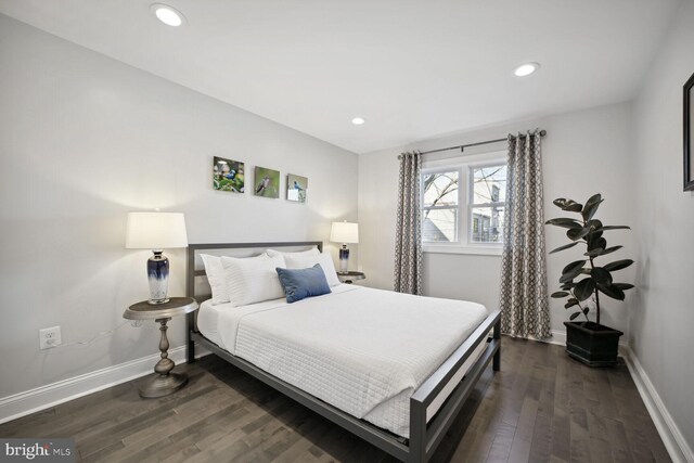 bedroom with recessed lighting, baseboards, and dark wood-style flooring