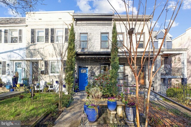 townhome / multi-family property with stone siding