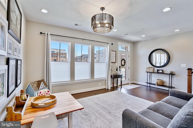 living room featuring dark wood-style floors, visible vents, recessed lighting, and baseboards