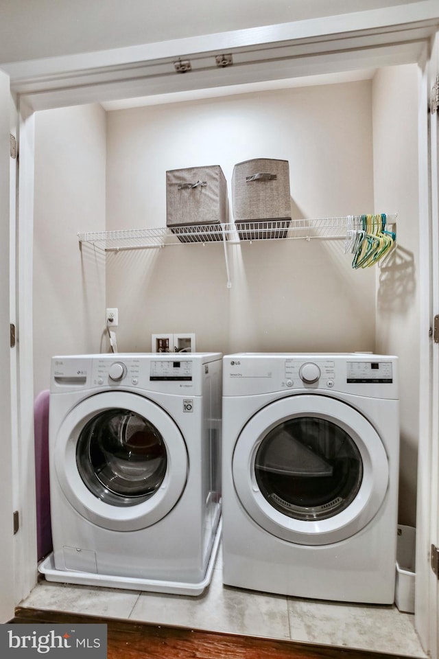 washroom with laundry area and washer and dryer