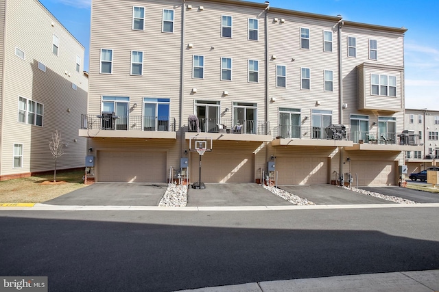 view of front facade featuring a garage and driveway