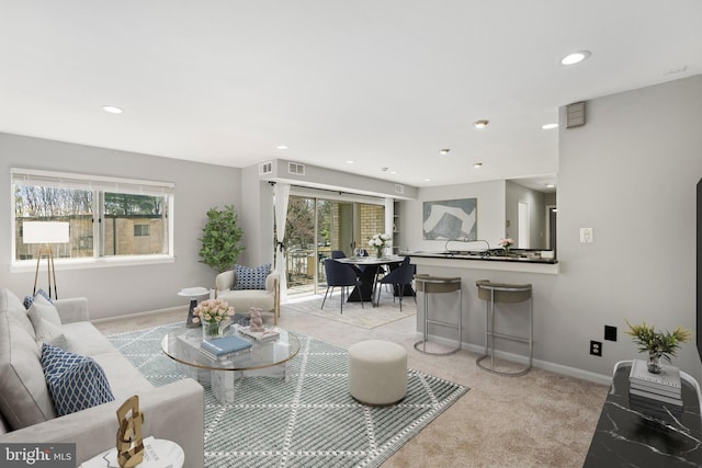 living room featuring visible vents, recessed lighting, baseboards, and light carpet