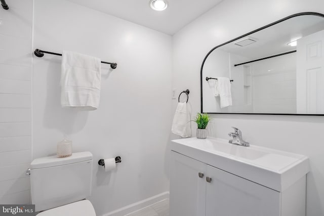 bathroom with visible vents, toilet, vanity, and baseboards