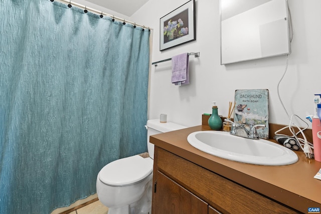 full bath featuring tile patterned flooring, a shower with shower curtain, vanity, and toilet