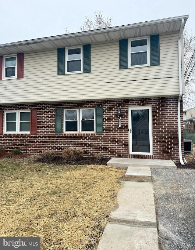 view of front facade featuring brick siding and a front lawn