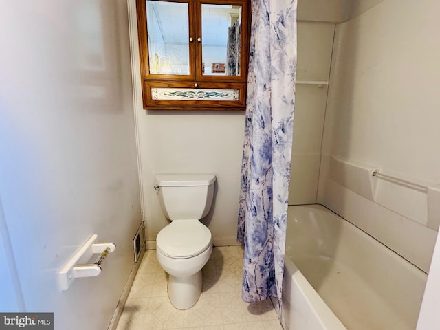 full bath featuring shower / bath combo with shower curtain, toilet, and baseboards