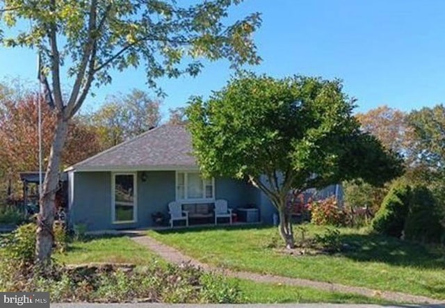 view of front of property featuring a front yard