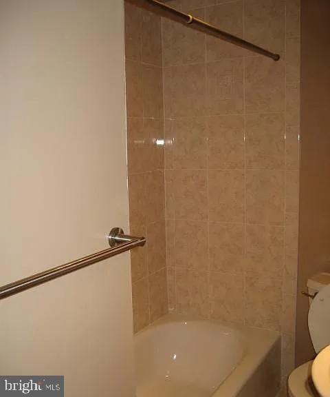 full bath with bathtub / shower combination and toilet