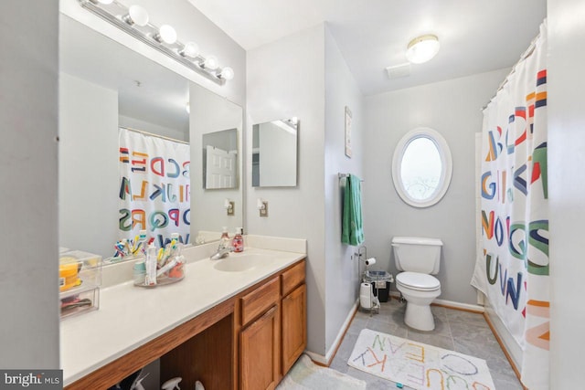 bathroom featuring tile patterned flooring, baseboards, toilet, a shower with curtain, and vanity