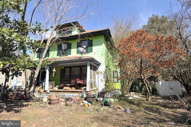 view of front of property featuring fence