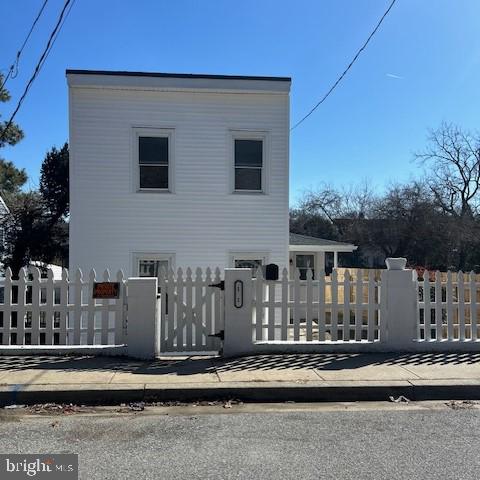 view of front of home featuring a gate and a fenced front yard