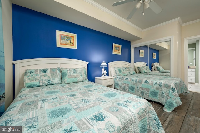 bedroom with ceiling fan, a closet, crown molding, and wood finished floors