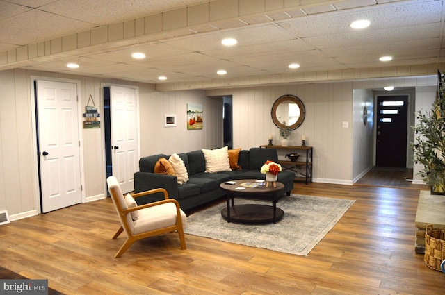 living area featuring visible vents, recessed lighting, wood finished floors, and baseboards