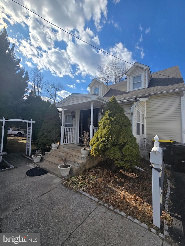 view of front of property featuring a porch