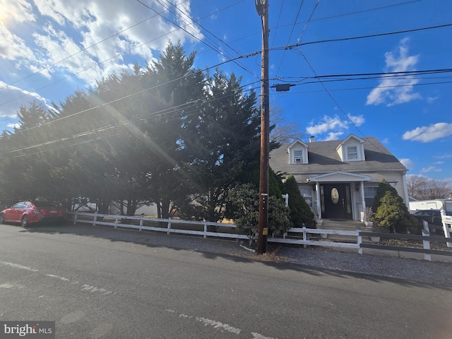 view of front of house with a fenced front yard