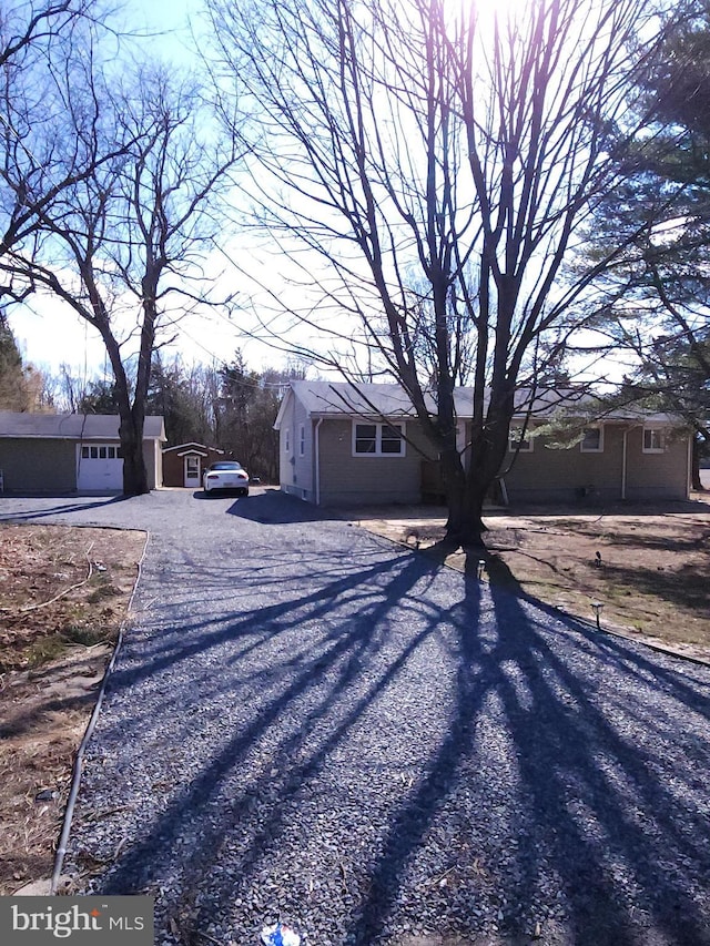 view of front of property featuring gravel driveway