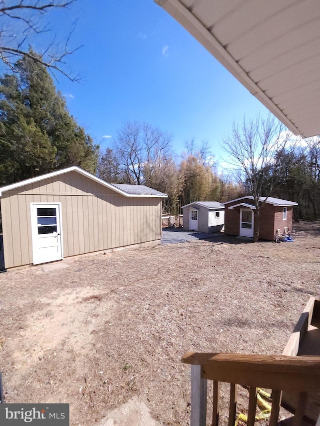 view of yard with an outbuilding