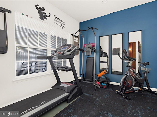 exercise room featuring baseboards