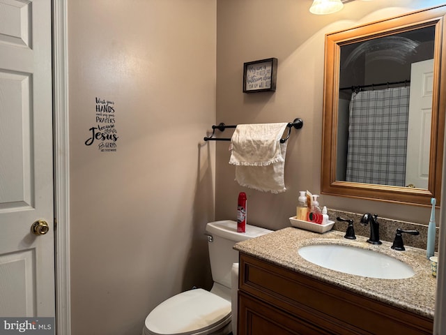 full bathroom with a shower with curtain, vanity, and toilet