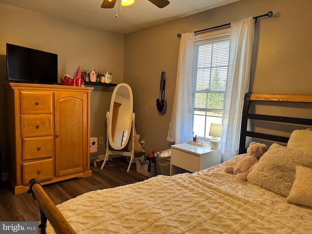 bedroom featuring dark wood-type flooring and a ceiling fan