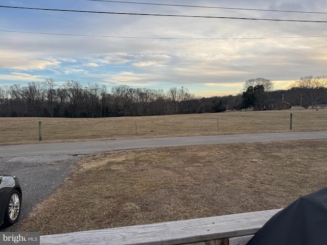 view of yard at dusk